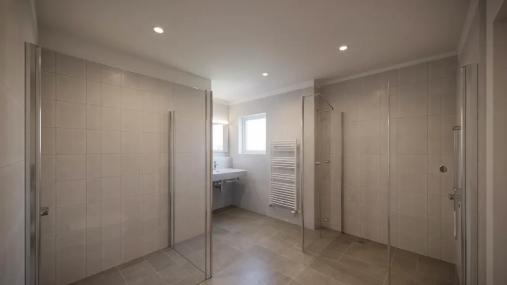 totalrenovering av helkaklat badrum med spotlights i luthagen